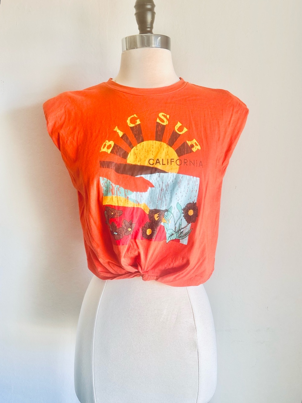 Micas Big Sur California Graphic Twist Hem Crop Top Padded Shoulder Muscle Tee S